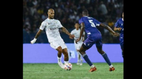 Penyerang Persib Bandung, David da Silva (kiri) mengontrol bola dalam tempelan ketat pemain Persik Kediri. Dalam laga pekan ke-9 Liga 1 2024/2025, Persib unggul 2-0 atas tuan rumah Persik Kediri di Stadion Brawijaya, Kediri, Senin (28/10/2024) malam.