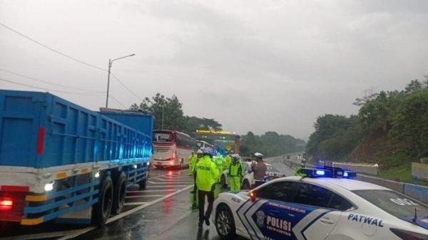 Pagi ini polisi melanjutkan olah tempat kejadian perkara (TKP) kecelakaan maut di ruas tol Cipularang Km 92 arah ke Jakarta, Selasa, 12 November 2024. Untuk mempercepat kegiatan olah TKP, polisi bersama Jasa Marga mengalihkan arus kendaraan sementara.