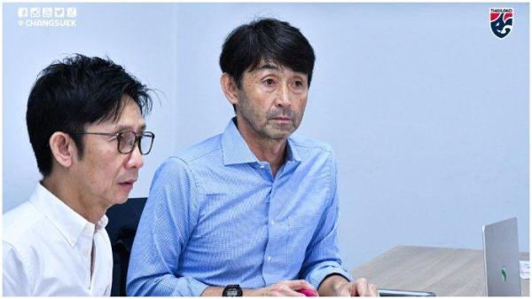 Pelatih Timnas Thailand asal Jepang, Masatada Ishii melakukan rapat dengan jajaran tim dari Federasi Sepak Bola Thailand (FAT).
