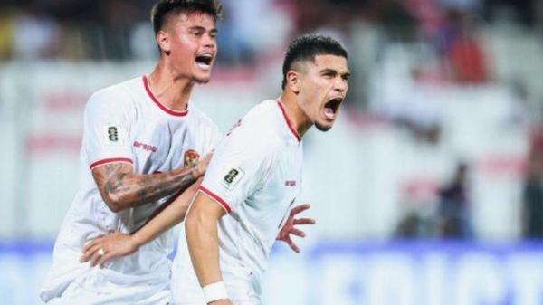 Ekspresi Ragnar Oratmangoen saat membobol gawang Bahrain di pertandingan Kualifikasi Piala Dunia 2026 di Riffa, 10 Oktober 2024. Rekannya, Mees Hilgers ikut merayakan gol yang membuat skor jadi 1-1 itu. Indonesia ditahan Bahrain 2-2 setelah lawan mencetak gol di menit 90+8.