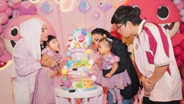 Tema dunia bawah laut atau karakter kartun Baby Shark menjadi pilihan Atta dan Aurel untuk ultah Azura