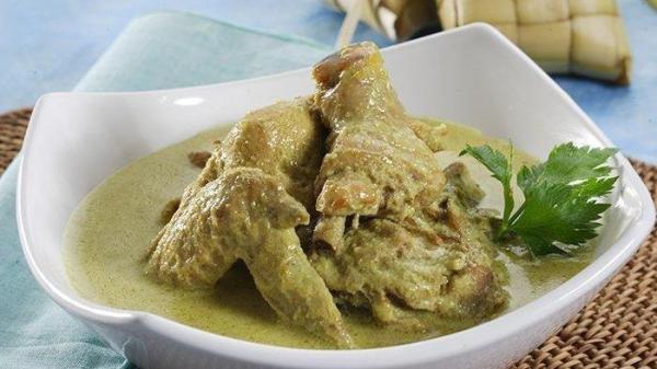 Hidangan opor ayam 