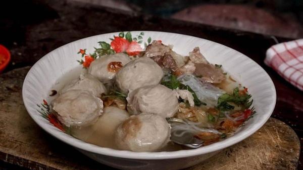 Bakso Pak Ruk, rekomendasi tempat makan siang enak di Solo.