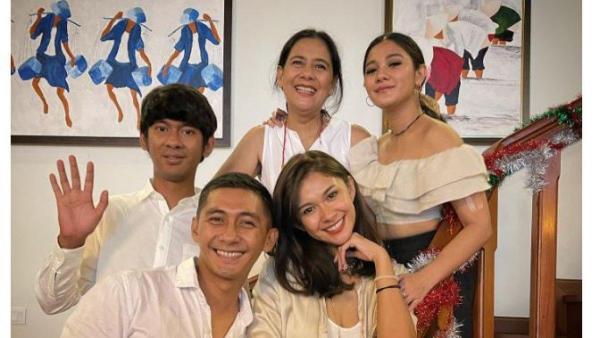 Lydia Kandou memiliki empat orang anak, yakni Nana Mirdad, Naysila Mirdad, Kenang Mirdad, dan Nathana Ghaza. 