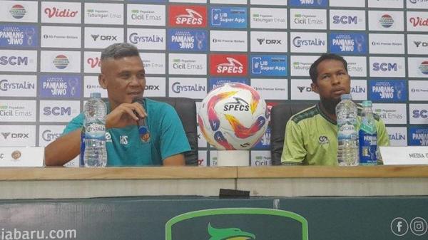 Hendri Susilo didampingi stoper Sriwijaya FC Abdul Abanda Rahman pada pre match conference di Stadion Si Jalak Harupat Bandung, Kamis (14/11/2024).