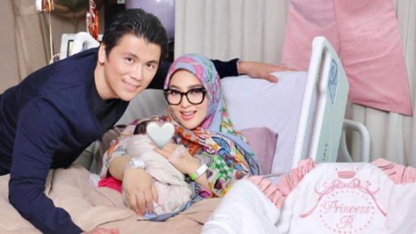 Reino Barack dan Syahrini bersama anak pertama mereka yang baru lahir.