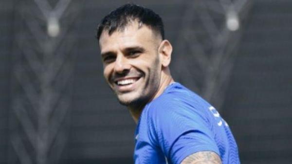 Pemain asing asal Spanyol, Tyronne del Pino dalam sesi latihan Persib Bandung di Stadion SPOrT Jabar, Arcamanik, Kota Bandung, Rabu (13/11/2024).