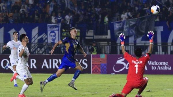 Pemain Persib Bandung, Tyronne Gustavo Ramos berhasil menceploskan bola ke gawang Lion City Sailors setelah gagal diantisipasi kiper Mohamad Izwan Mahbud pada laga lanjutan AFC Champions League Two (ACL 2) 2024, di Stadion Si Jalak Harupat, Kabupaten Bandung, Kamis (24/10/2024).