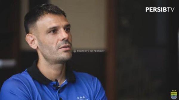 Tyronne del Pino dalam wawancara di kanal YouTube resmi Persib Bandung.