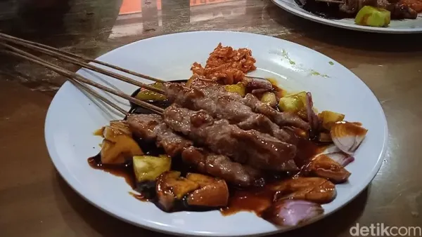 Empuk Lembut! Sate Kambing Muda Racikan Sate Batibul Bang Awi