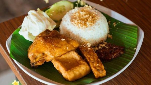 Warung Ayam Penyet Jepun UMS, satu tempat sarapan di Solo, Jawa Tengah.