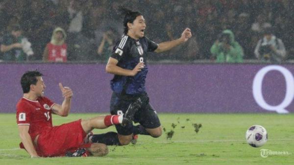 Pesepak bola Timnas Indonesia Tom Haye berebut bola dengan pesepak bola Timnas Jepang dalam laga Grup C Babak Ketiga Kualifikasi Piala Dunia 2026 di Stadion Utama Gelora Bung Karno, Senayan, Jakarta, Jumat (15/11/2024).