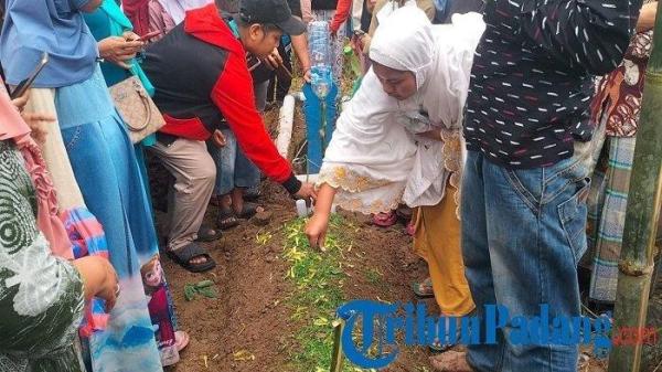 Pemakaman jenazah Nia Kurnia Sari (18), gadis penjual gorengan di Padang Pariaman Sumbar yang ditemukan meninggal terkubur, Senin (9/9/2024)