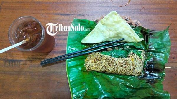 Mie Kusumo, sensasi menikmati mie ayam dengan cara dibakar