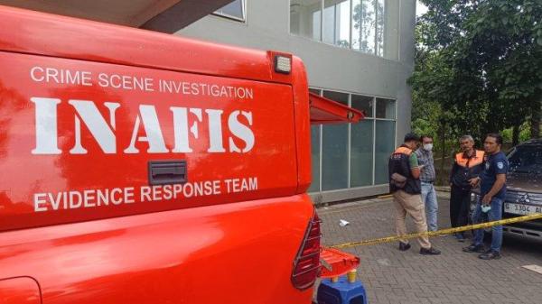 Polisi saat olah TKP peristiwa seorang Mahasiswa Institut Teknologi Bandung (ITB) Fakultas Teknik Lingkungan yang loncat dari lantai 27 apartemen Pinewood di Jatinangor, Kabupaten Sumedang, Selasa (19/11/2024). 



