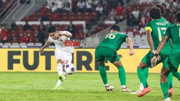 Marselino Ferdinan (kiri) menendang bola dalam laga babak penyisihan grup C Kualifikasi Piala Dunia 2026 zona Asia antara timnas Indonesia versus timnas Arab Saudi di Stadion Utama Gelora Bung Karno, Senayan, Jakarta, Selasa (19/11/2024).