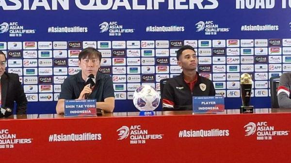 Pelatih Timnas Indonesia, Shin Tae-yong bersama dengan Marselino Ferdinan dalam sesi post match press conference kontra laga Arab Saudi di Media Center SUGBK, Senayan, Jakarta, Selasa (19/11/2024).