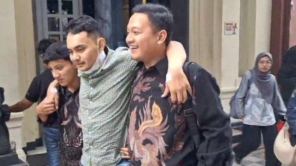 dipapah berjalan keluar meninggalkan Pengadilan