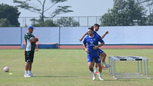 Bojan Hodak mengawasi pemain Persib Bandung saat berlatih di di SPOrT Jabar, Arcamanik, Kota Bandung, Rabu (13/11/2024). Selain Gustavo Franca dan David da Silva, sebagian besar pemain dinyatakan dalam kondisi baik.