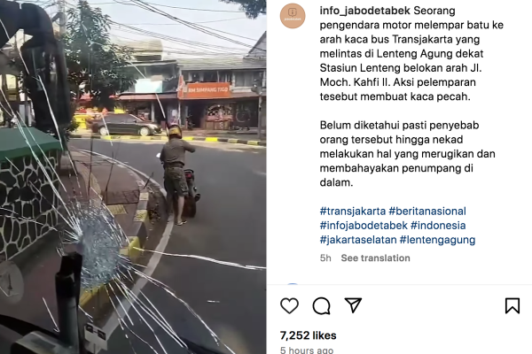 Aksi pelemparan batu oleh pengendara sepeda motor kepada bus Transjakarta