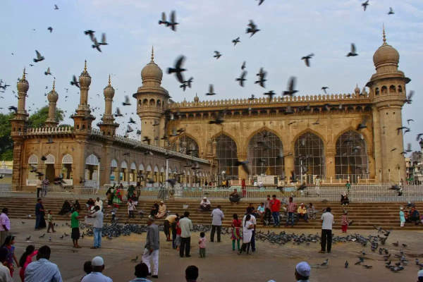 सिर्फ खूबसूरत जगहों के लिए नहीं बल्कि इन मशहूर दरगाहों के लिए भी मशहूर है हैदराबाद, वीडियो देख आप भी फौरन बना लेंगे घूमने का प्लान