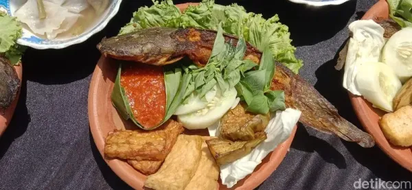 Lamongan memiliki sederet kuliner yang ikonik. Salah satunya yakni pecel lele yang sudah terkenal seantero negeri.