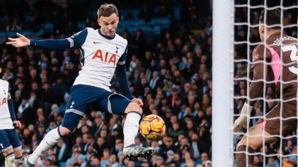 Aksi James Maddison (Tottenham Hotspur) menendang bola ke gawang Manchester City di Liga Inggris 2024/2025, Minggu (24/11/2024) dini hari WIB.