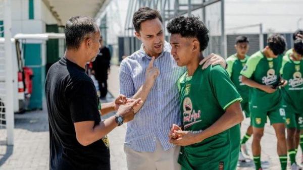 Paul Munster, memberikan arahan pada Alfan Suaib jelang laga pertama Persebaya U-20 di Elite Pro Academy 2024/2025.