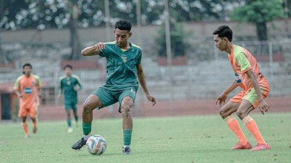 Alfan Suaib menguasai bola dihadang pemain Rakha FC di Stadion Gelora 10 November pada Senin (25/6/2024).