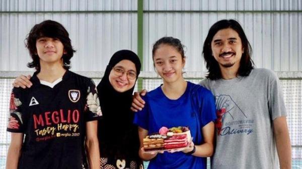 Baju biru, putri sulung Duta dan  Adelia Lontoh 
