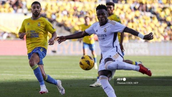 Penyerang Real Madrid Brasil Vinicius Junior menendang bola dan mencetak gol selama pertandingan sepak bola liga Spanyol antara UD Las Palmas dan Real Madrid CF di stadion Gran Canaria di Las Palmas de Gran Canaria pada 27 Januari 2024.