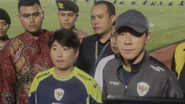 Pelatih Timnas Indonesia, Shin Tae-yong, sebelum memimpin latihan di Stadion Madya, Senayan, Jakarta, Selasa (12/11/2024).