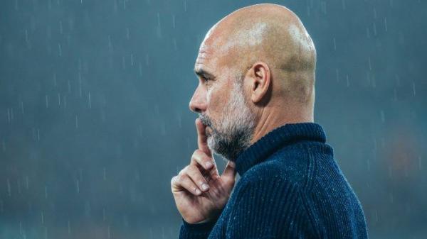 Pelatih Manchester City Pep Guardiola memantau permainan anak asuhnya dalam pertandingan Liga Inggris 2024/2025.