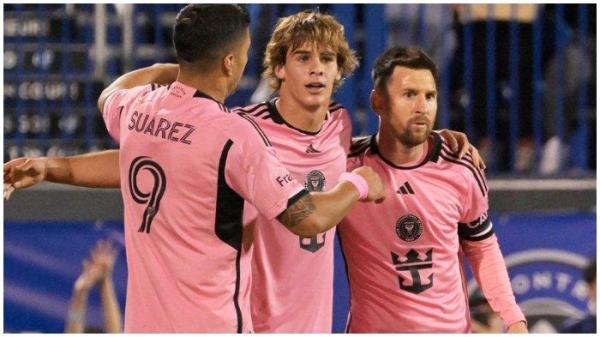 Pemain Inter Miami, Luis Suarez, Benjamin Cremaschi dan Lionel Messi sedang merayakan sebuah gol dalam pertandingan Major League Soccer (MLS) 2023/2024.