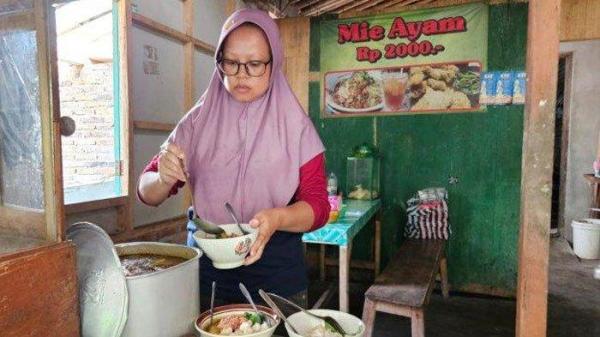 Ngatiem saat menjajakan mie ayam Rp2.000 di warungnya, Jumat (22/11/2024).