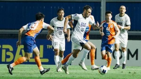 Gelandang Persib Bandung, Tyronne del Pino, menggiring bola saat dijamu Port FC pada matchday keenam ACL 2 2024-2025 di BG Stadium, Pathum Thani, Thaliand, Kamis (28/11/2024) malam.