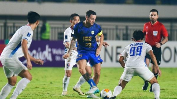 Potret gelandang Persib Bandung, Marc Klok saat menghadapi Port FC di AFC Champions League Two 2024.