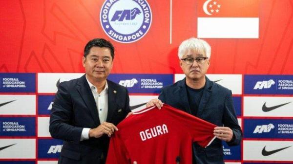 Federasi Sepak Bola Singapura (FAS) memamerkan pelatih barunya dari Jepang, Tsutomu Ogura. Pernah jadi asisten pelatih Pratama Arhan di Tokyo Verdy.