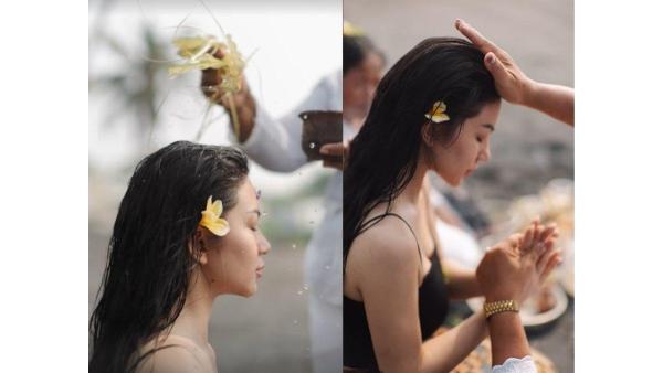 5 unggahan Ariel Tatum melukat bersama Ibu Mangkunya di Bali, Di doakan oleh Ibu Mangku
