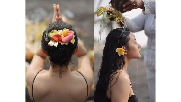 5 unggahan Ariel Tatum melukat bersama Ibu Mangkunya di Bali, Siraman adat Bali