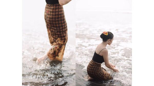 5 unggahan Ariel Tatum melukat bersama Ibu Mangkunya di Bali, Cantik dengan gelungan Bunga Kamboja