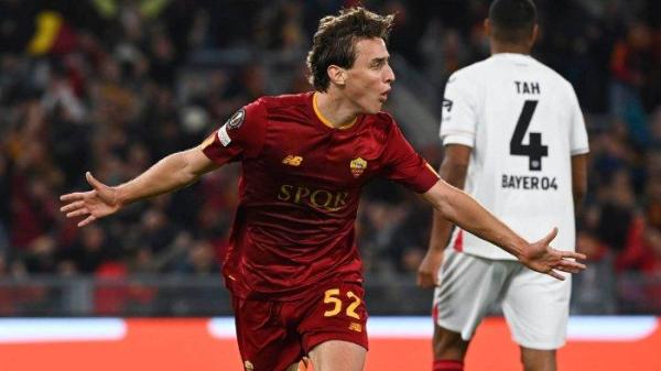 Selebrasi Edoardo Bove usai mencetak gol ke gawang Bayer Leverkusen pada leg pertama babak semifinal Liga Europa, Jumat (12/5/2023) - Pemain muda AS Roma itu mendapat kredit khusus dari sang pelatih, Jose Mourinho.