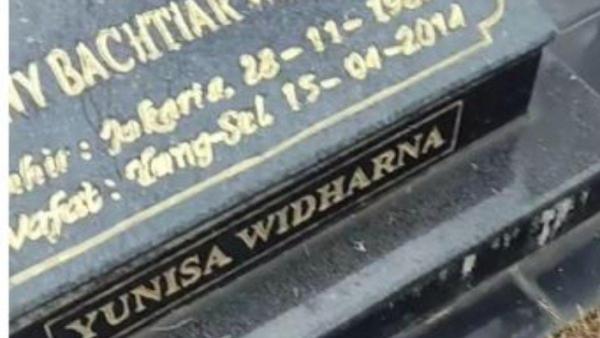 Momen Ferdi Ali ziarah ke makam istri pertama