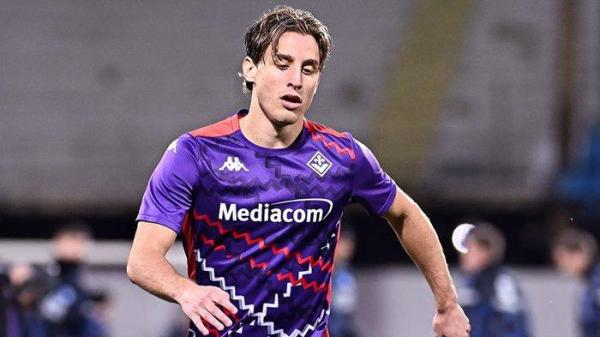 Edoardo Bove ketika melakukan pemanasan jelang laga Fiorentina vs Inter MIlan di Artemio Franchi, Minggu (1/12/2024).