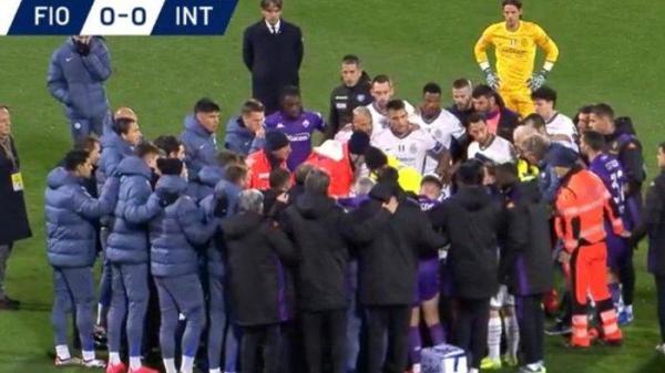 Para pemain Inter Milan dan Fiorentina yang melindungi Edoardo Bove saat mendapatkan penanganan dari tim medis seusai tak sadarkan diri di lapangan Artemio Franchi, Minggu (1/12/2024).