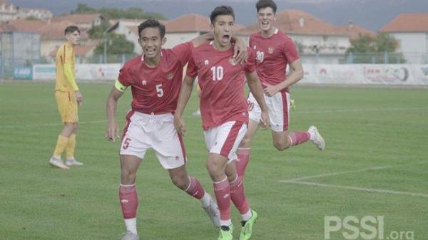Jack Brown (nomor punggung 10), Rizky Ridho (5), dan Elkan Baggott (30) merayakan gol timnas U19 Indonesia ke gawang Makedonia Utara pada Minggu (11/10/2020) di Kroasia.