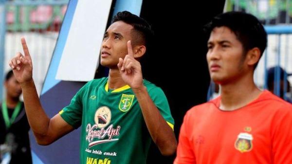 Pemain Persebaya Surabaya Rizky Ridho Ramadhani (kiri).