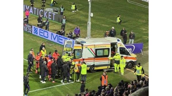 Ambulans mengevakuasi gelandang Fiorentina, Edoardo Bove seusai tak sadarkan diri pada pertandingan Liga Italia Serie A di Stadion Artemio Franchi, Minggu (1/12/2024).