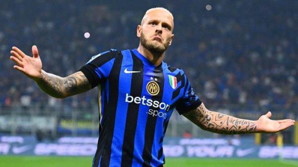 Selebrasi Federico Dimarco setelah mencetak gol pada pertandingan Derby della Madonnina antara Inter Milan vs AC Milan, di Stadion San Siro, Senin (23/9/2024).