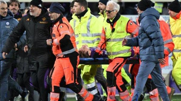 Gelandang Fiorentina Edoardo Bove ditandu keluar lapangan setelah ambruk dalam pertandingan melawan Inter Milan di Liga Italia, Senin (2/12/2024) dini hari WIB. (Twitter/@Nwa_Bu_Eze)